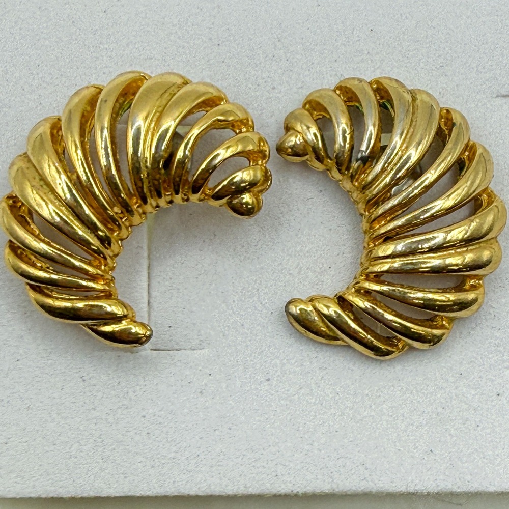Monet Earrings‎ Filigree Swirl Crescent Moon Gold Tone Pierced Vintage Classy